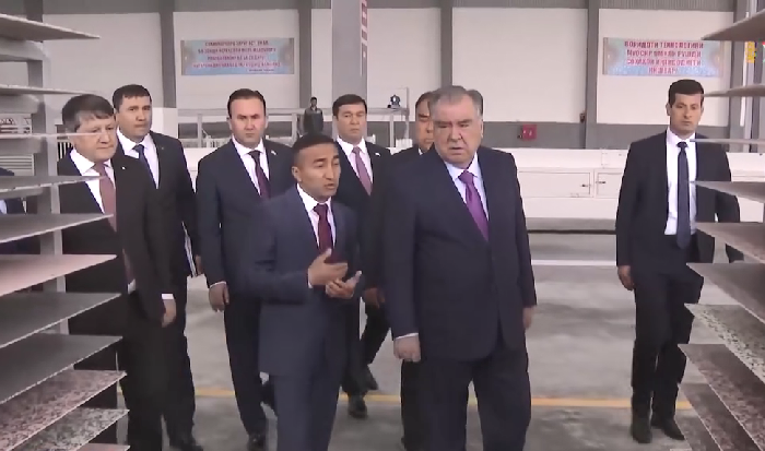 塔吉克斯坦總統(tǒng)拉赫蒙視察天意機械塔吉克客戶項目現場